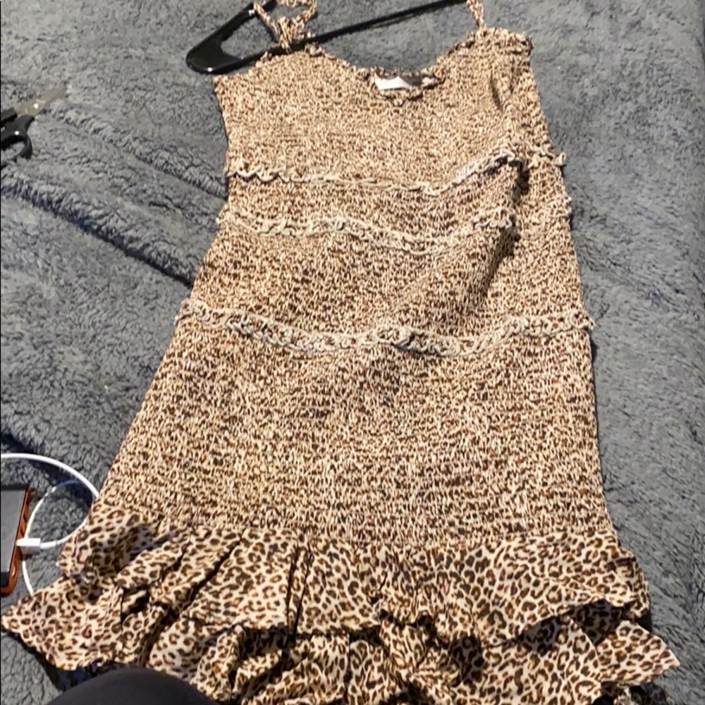 Tight dress with V line neck and ruffles